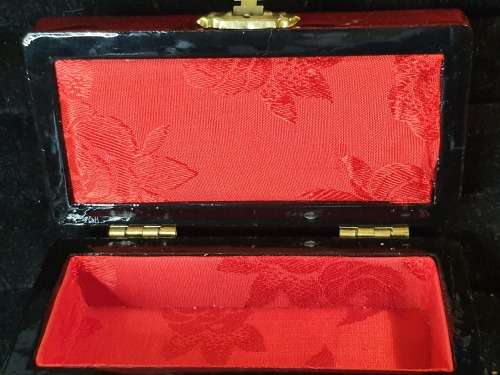 A BEAUTIFULL JAPANESE SMALL JEWELRY BOX SOLD AS IS