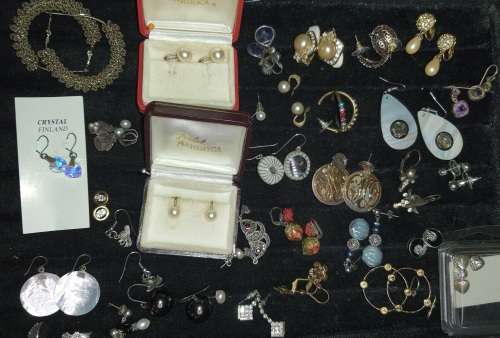 A BULK VINTAGE COLLECTION OF COSTUME EARINGS SOLD AS IS