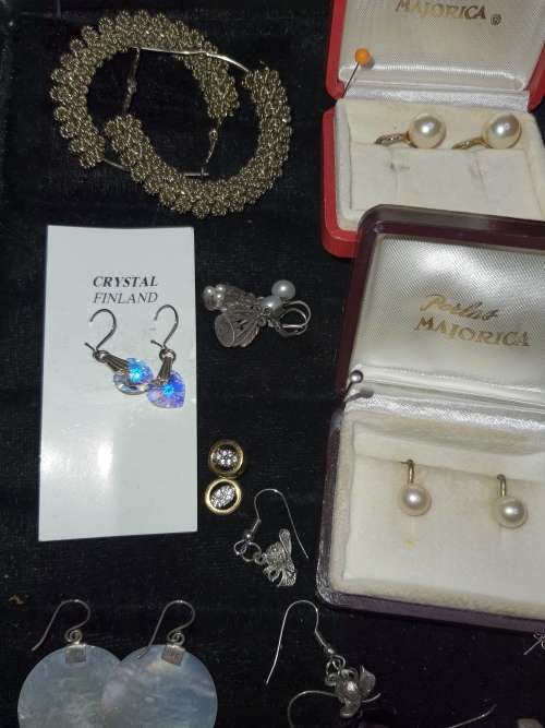 A BULK VINTAGE COLLECTION OF COSTUME EARINGS SOLD AS IS