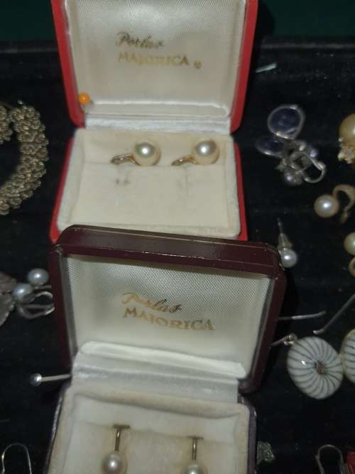 A BULK VINTAGE COLLECTION OF COSTUME EARINGS SOLD AS IS