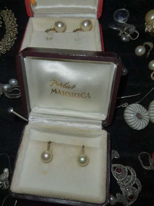 A BULK VINTAGE COLLECTION OF COSTUME EARINGS SOLD AS IS