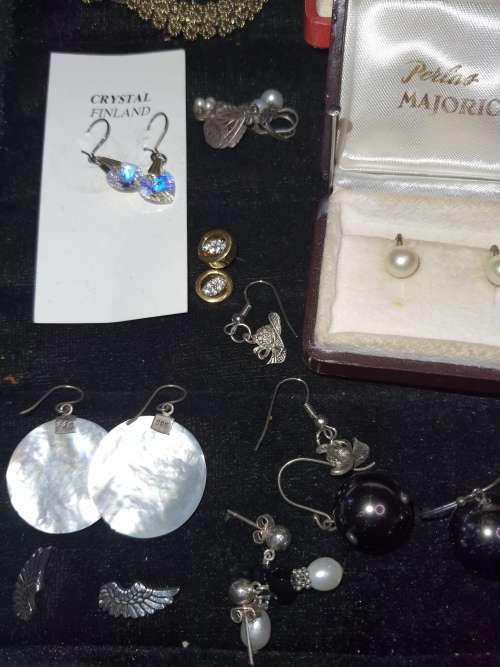 A BULK VINTAGE COLLECTION OF COSTUME EARINGS SOLD AS IS