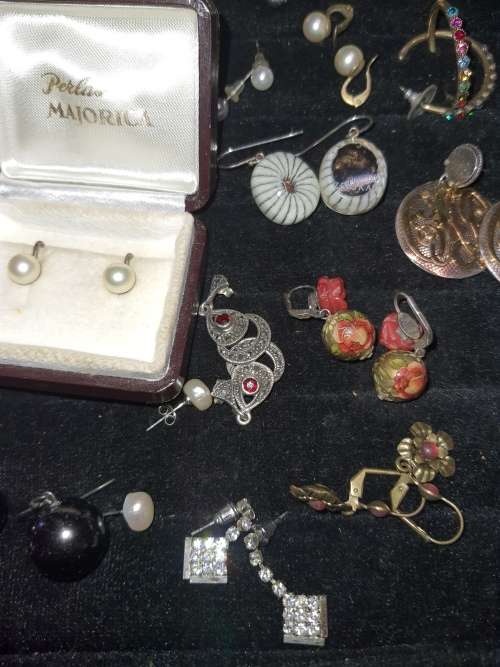 A BULK VINTAGE COLLECTION OF COSTUME EARINGS SOLD AS IS