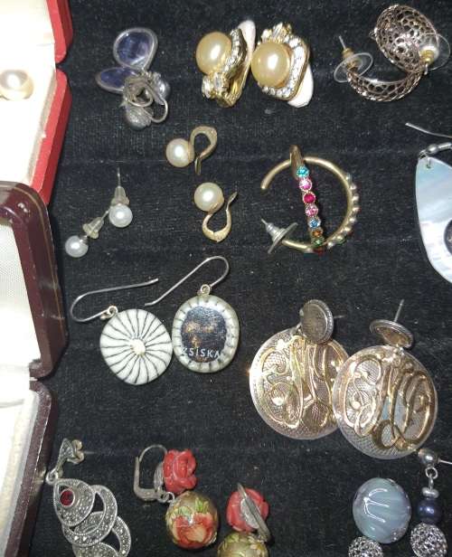 A BULK VINTAGE COLLECTION OF COSTUME EARINGS SOLD AS IS