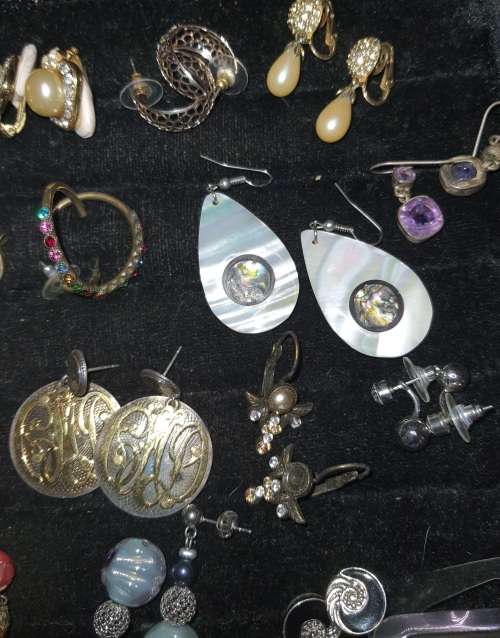A BULK VINTAGE COLLECTION OF COSTUME EARINGS SOLD AS IS