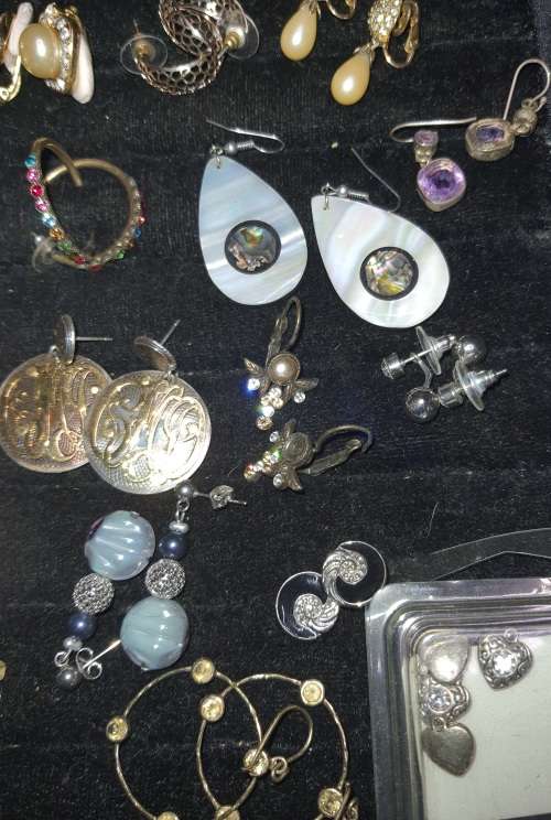 A BULK VINTAGE COLLECTION OF COSTUME EARINGS SOLD AS IS