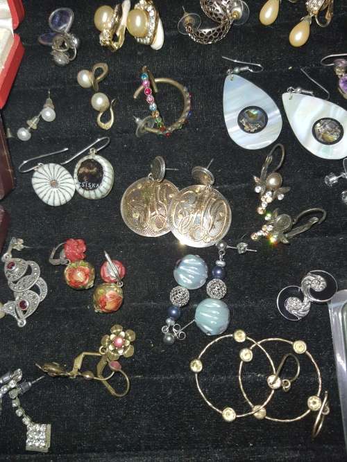A BULK VINTAGE COLLECTION OF COSTUME EARINGS SOLD AS IS