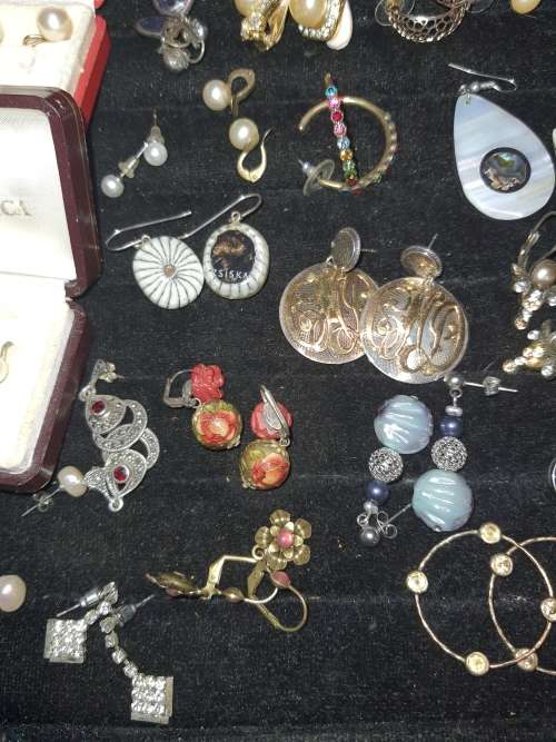 A BULK VINTAGE COLLECTION OF COSTUME EARINGS SOLD AS IS