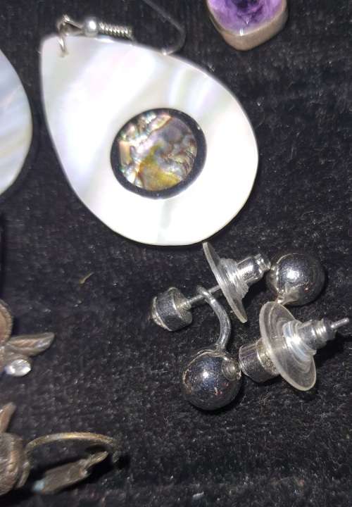 A BULK VINTAGE COLLECTION OF COSTUME EARINGS SOLD AS IS