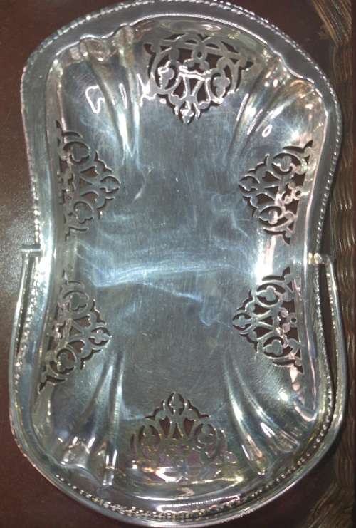 A VINTAGE VICTORIAN STYLE SILVER PLATED SERVING BASKET TRAY IN GOOD CONDITION SOLD AS IS
