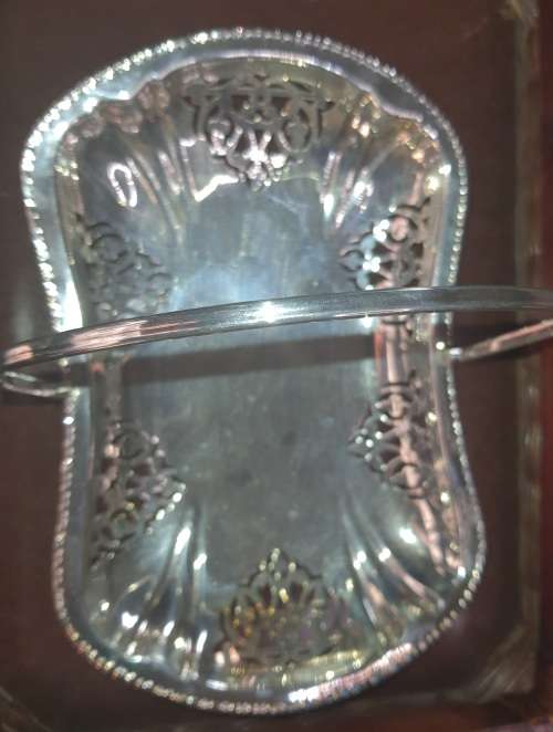 A VINTAGE VICTORIAN STYLE SILVER PLATED SERVING BASKET TRAY IN GOOD CONDITION SOLD AS IS