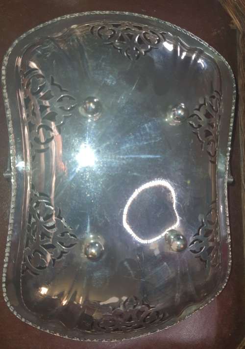 A VINTAGE VICTORIAN STYLE SILVER PLATED SERVING BASKET TRAY IN GOOD CONDITION SOLD AS IS