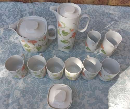 A MODERN DESIGN VINTAGE SUISSE LANGENTHAL PORCELAN TEASET IN MINT CONDITION SOLD AS IS