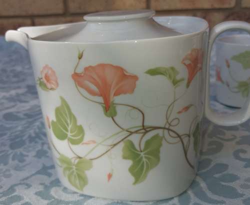 A MODERN DESIGN VINTAGE SUISSE LANGENTHAL PORCELAN TEASET IN MINT CONDITION SOLD AS IS