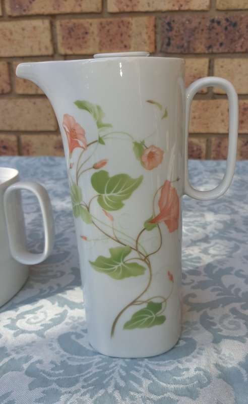 A MODERN DESIGN VINTAGE SUISSE LANGENTHAL PORCELAN TEASET IN MINT CONDITION SOLD AS IS