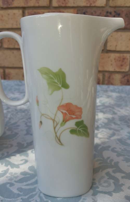 A MODERN DESIGN VINTAGE SUISSE LANGENTHAL PORCELAN TEASET IN MINT CONDITION SOLD AS IS