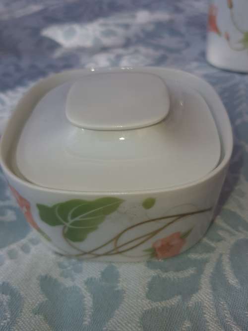 A MODERN DESIGN VINTAGE SUISSE LANGENTHAL PORCELAN TEASET IN MINT CONDITION SOLD AS IS