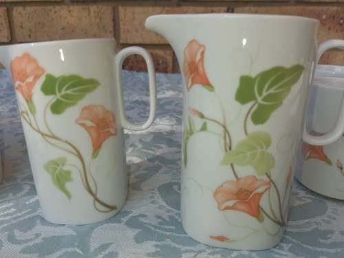 A MODERN DESIGN VINTAGE SUISSE LANGENTHAL PORCELAN TEASET IN MINT CONDITION SOLD AS IS