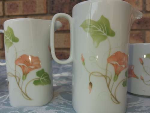 A MODERN DESIGN VINTAGE SUISSE LANGENTHAL PORCELAN TEASET IN MINT CONDITION SOLD AS IS