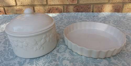 A VINTAGE PORCELAN CERAMIC CASSEROLE DISH WITH A GRAPE DESIGN AND A PIE BAKING OVEN PROOF DISH