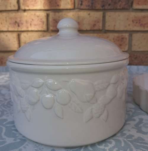 A VINTAGE PORCELAN CERAMIC CASSEROLE DISH WITH A GRAPE DESIGN AND A PIE BAKING OVEN PROOF DISH