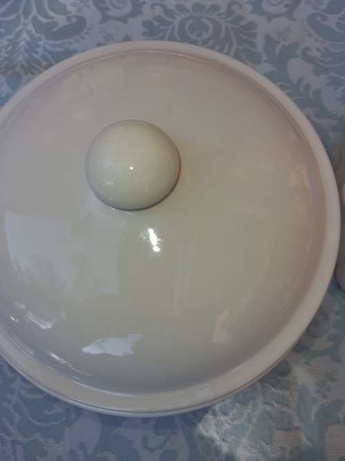 A VINTAGE PORCELAN CERAMIC CASSEROLE DISH WITH A GRAPE DESIGN AND A PIE BAKING OVEN PROOF DISH