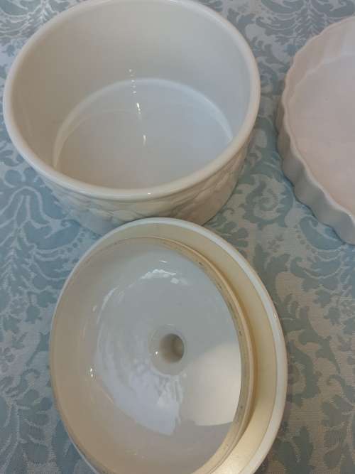 A VINTAGE PORCELAN CERAMIC CASSEROLE DISH WITH A GRAPE DESIGN AND A PIE BAKING OVEN PROOF DISH