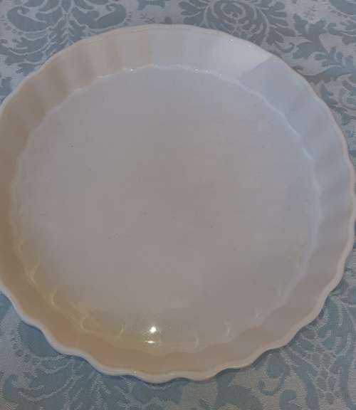A VINTAGE PORCELAN CERAMIC CASSEROLE DISH WITH A GRAPE DESIGN AND A PIE BAKING OVEN PROOF DISH