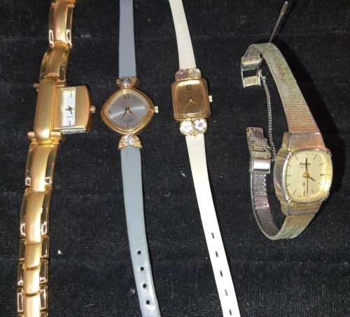 A COLLECTION OF VINTAGE WOMANS WRIST WATCHES SOLD AS IS NOT TESTED