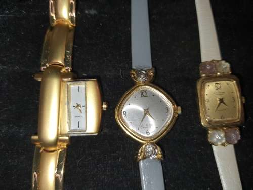 A COLLECTION OF VINTAGE WOMANS WRIST WATCHES SOLD AS IS NOT TESTED