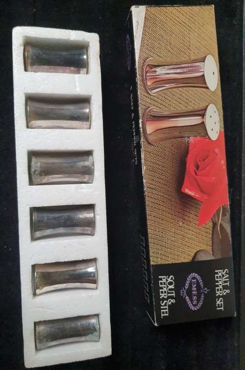 A VINTAGE SET OF SALT AND PEPPER SHAKERS IN ITS ORIGINAL PACKAGING SOLD AS IS