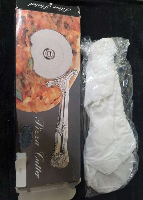 A VINTAGE SILVER PLATED PIZZA CUTTER NEVER BEEN USED SOLD AS IS