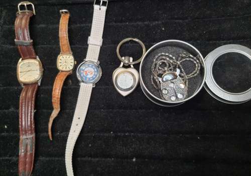 A JOBLOT WOMANS WATCHES SOLD AS IS NOT TESTED