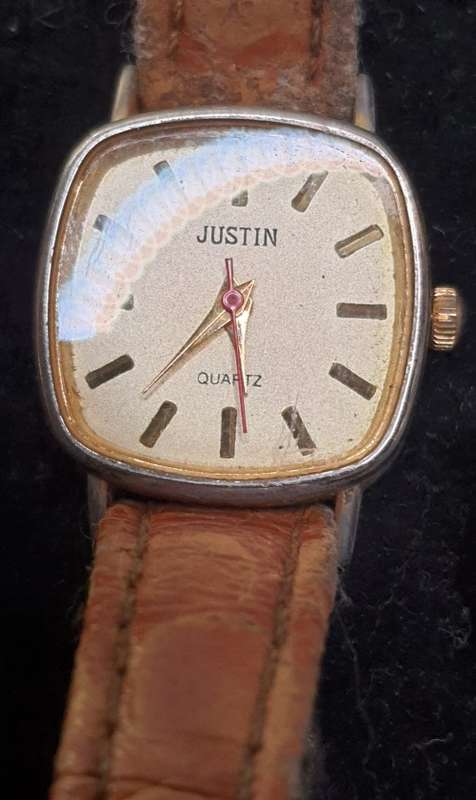 A JOBLOT WOMANS WATCHES SOLD AS IS NOT TESTED