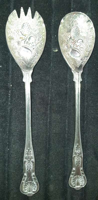 A VINTAGE SALAD LADEL SET SILVER PLATED MADE IN ENGLAND SOLD AS IS