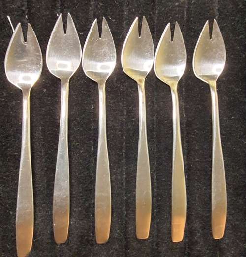 A VINTAGE SET DESERT SPOON / FORKS A FIRTH STAYBRITE BUTLER
