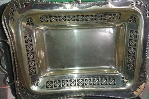 AN ANTIQUE SILVER PLATED BASKET SERVING TRAY IN GOOD CONDITION SOLD AS IS
