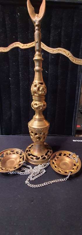 AN ORNAMENTAL COLLECTORS SCALE BALANCE FULL BRASS SOLD AS IS