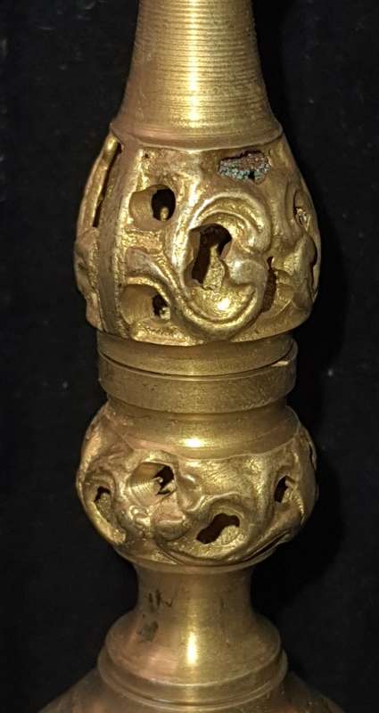 AN ORNAMENTAL COLLECTORS SCALE BALANCE FULL BRASS SOLD AS IS