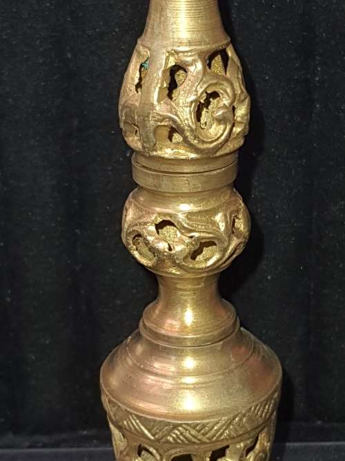 AN ORNAMENTAL COLLECTORS SCALE BALANCE FULL BRASS SOLD AS IS