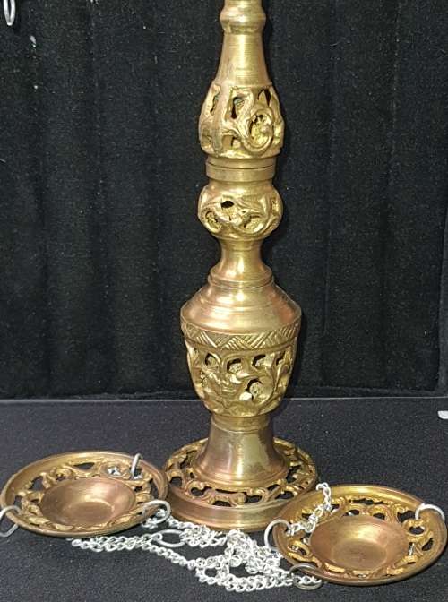 AN ORNAMENTAL COLLECTORS SCALE BALANCE FULL BRASS SOLD AS IS