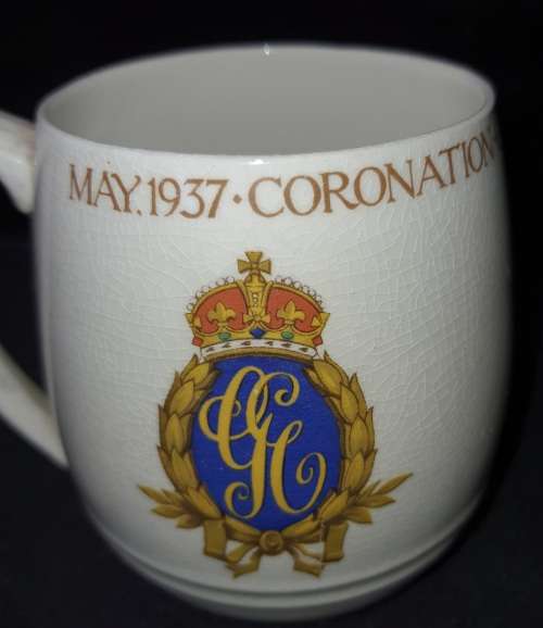THREE VINTAGE  COLLECTORS  ROYAL MUGS BRITISH GREAT CONDITION SOLD AS IS