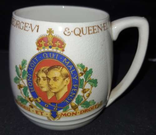 THREE VINTAGE  COLLECTORS  ROYAL MUGS BRITISH GREAT CONDITION SOLD AS IS