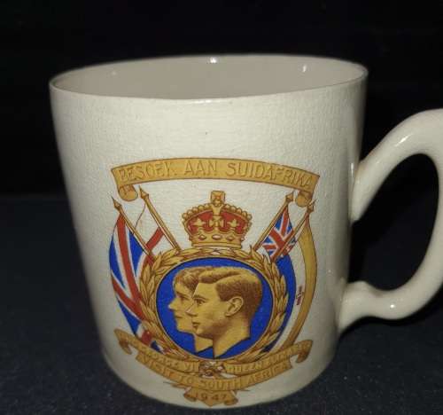 THREE VINTAGE  COLLECTORS  ROYAL MUGS BRITISH GREAT CONDITION SOLD AS IS