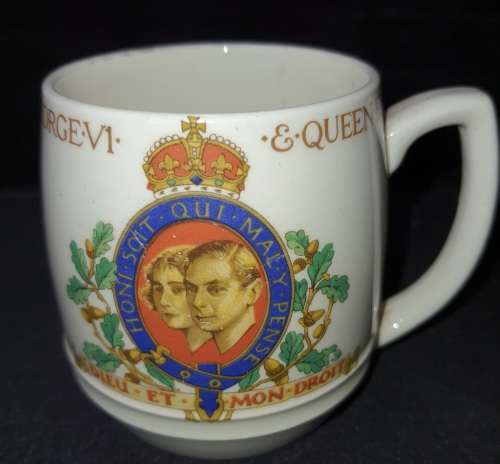 THREE VINTAGE  COLLECTORS  ROYAL MUGS BRITISH GREAT CONDITION SOLD AS IS