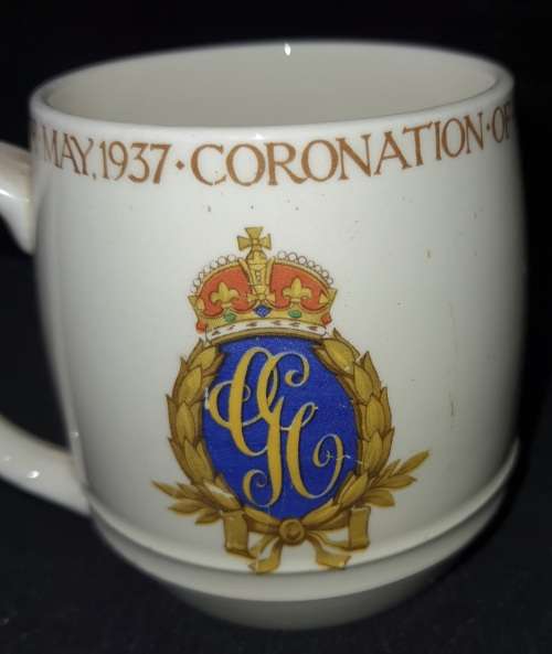 THREE VINTAGE  COLLECTORS  ROYAL MUGS BRITISH GREAT CONDITION SOLD AS IS
