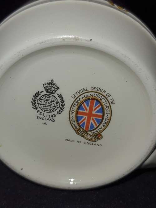 THREE VINTAGE  COLLECTORS  ROYAL MUGS BRITISH GREAT CONDITION SOLD AS IS