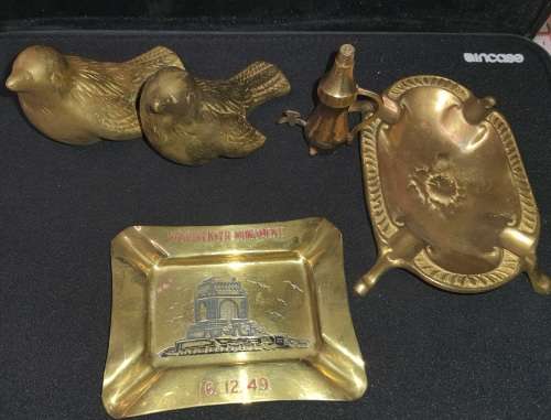 A VINTAGE JOBLOT BRASS HOUSE HOLD DECORATIVE PIECES SOLD AS IS