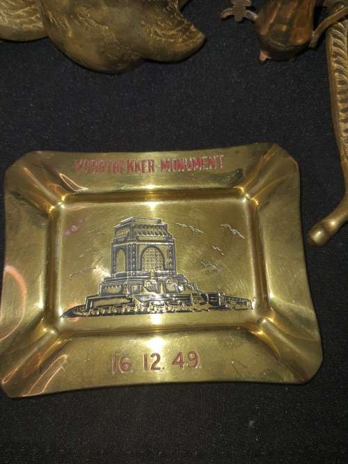 A VINTAGE JOBLOT BRASS HOUSE HOLD DECORATIVE PIECES SOLD AS IS