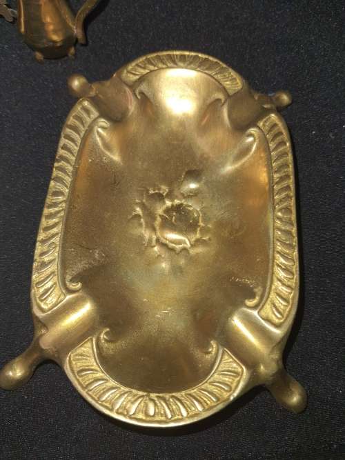 A VINTAGE JOBLOT BRASS HOUSE HOLD DECORATIVE PIECES SOLD AS IS